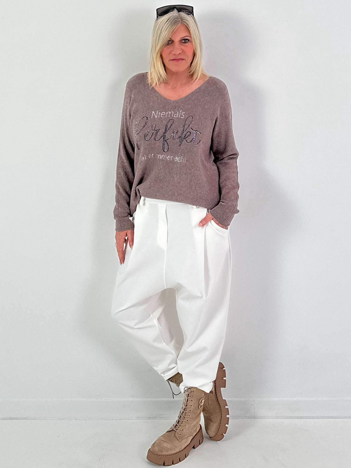 V-hals trui, model "Always Authentic" - taupe