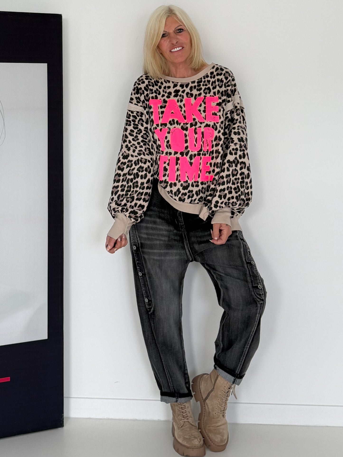 Oversized Sweater im Leoprint mit Schriftzug - beige