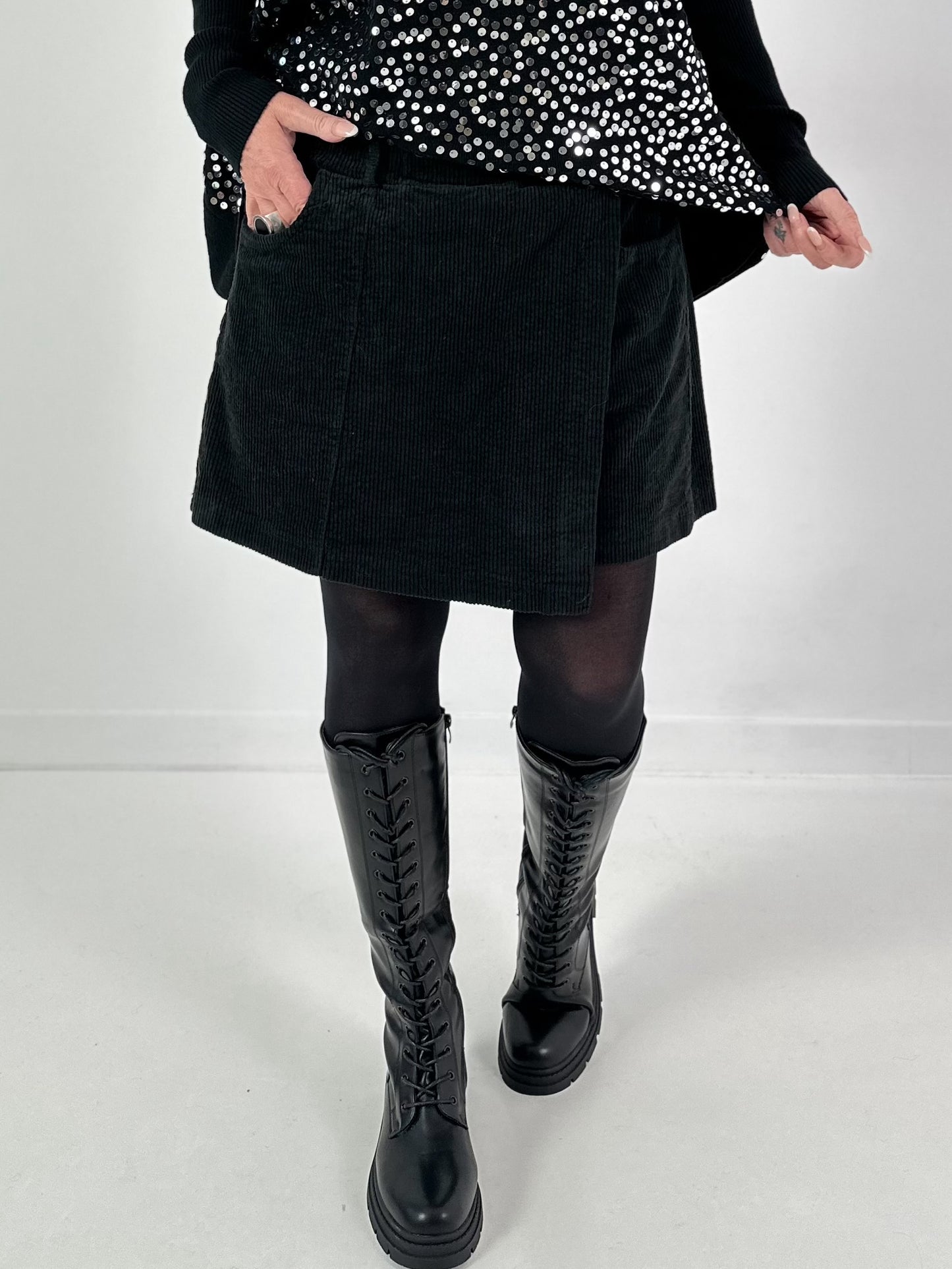 Rock Shorts Modell "Skorty" - schwarz