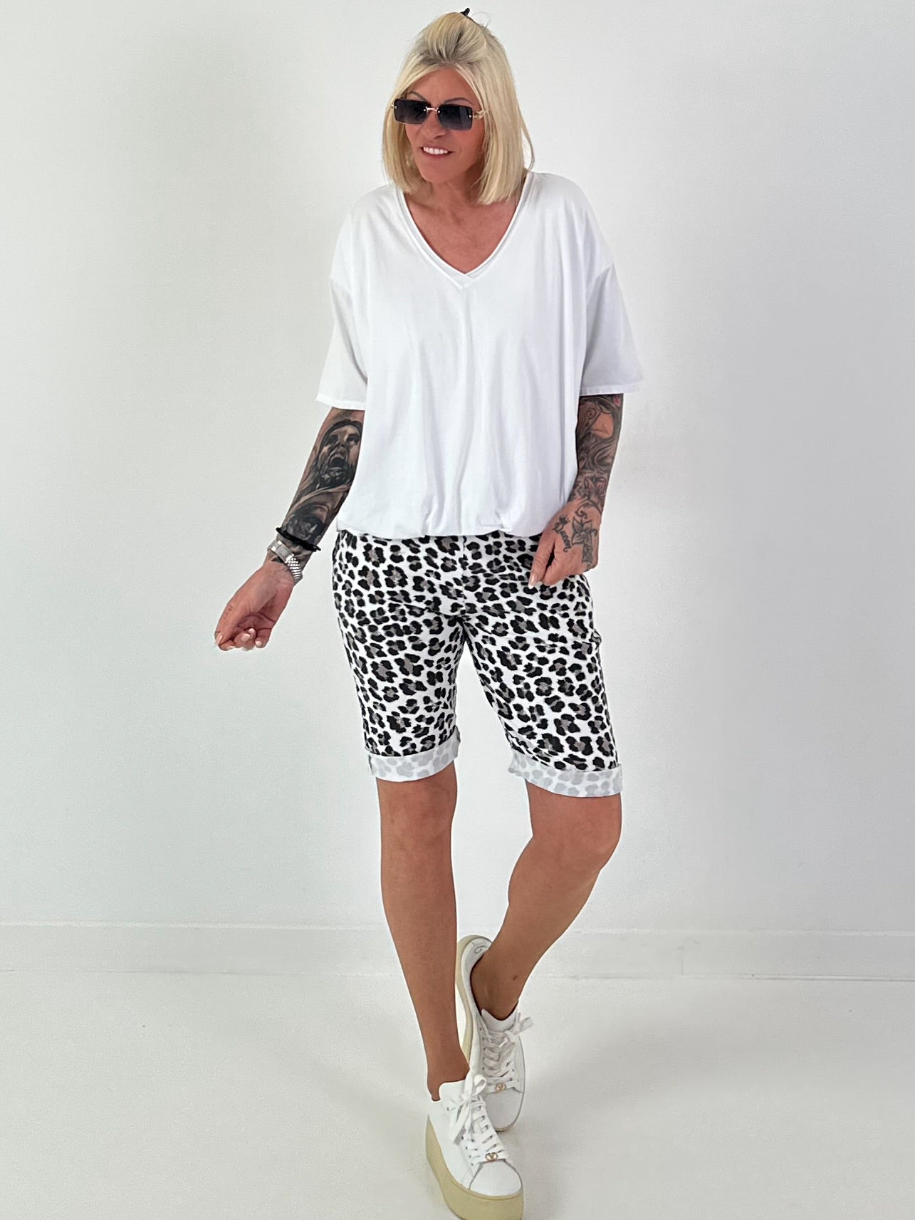 T-Shirt  mit gerafftem Saum - weiss