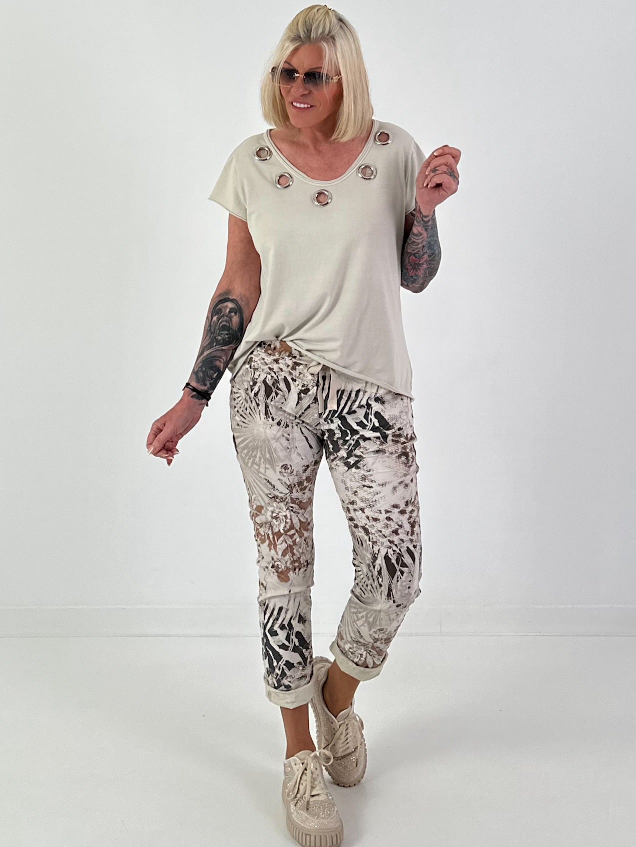 T-Shirt mit Ösen-Ausschnitt - beige