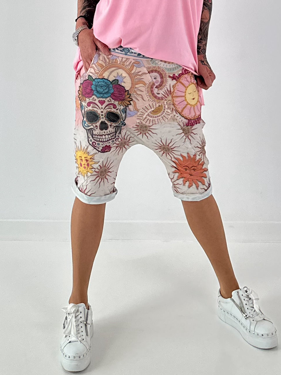Kurze Baggy mit Skull-Print - mehrfarbig