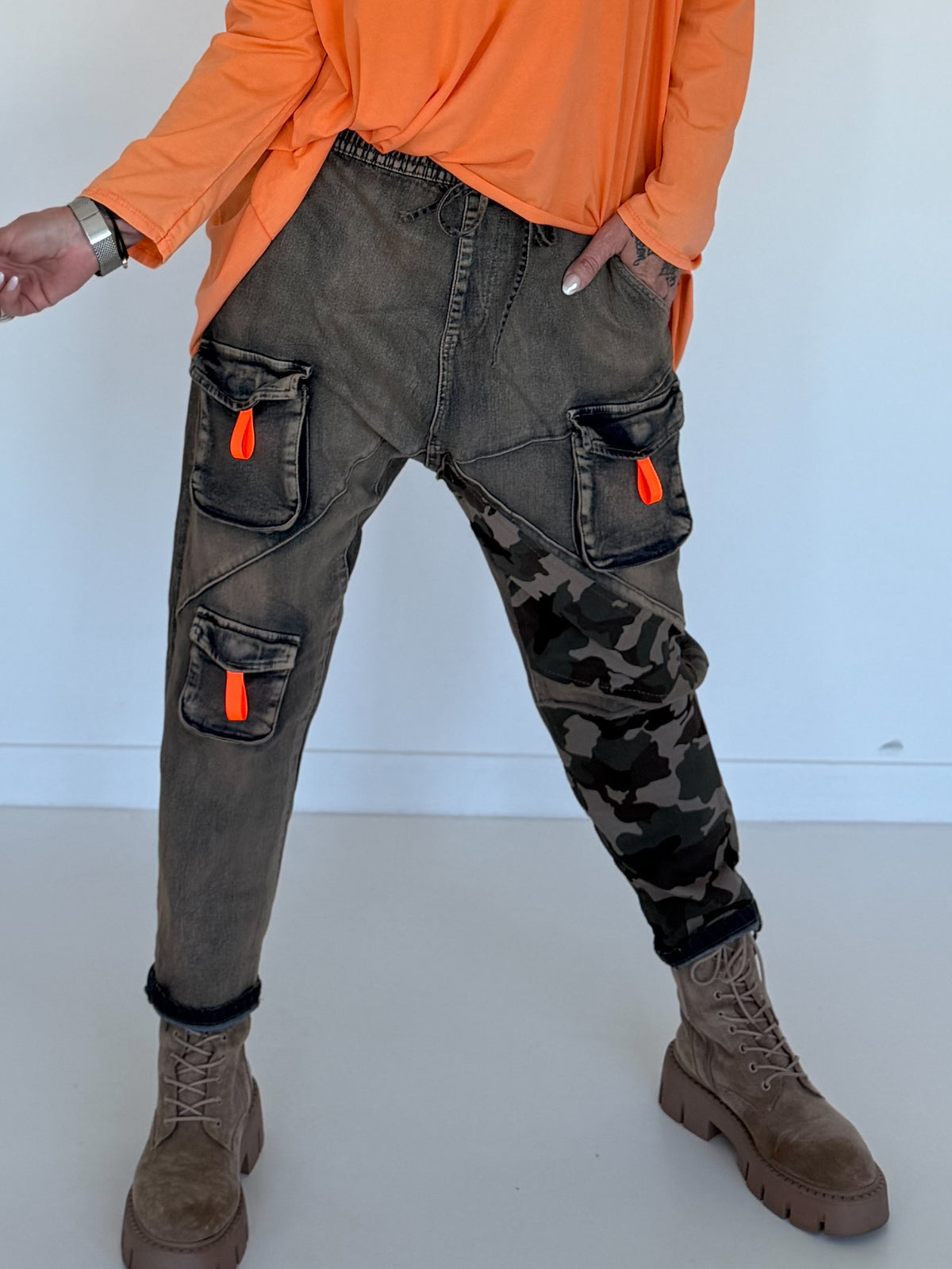 Baggy-Jeans in Used-Optik mit Camouflage-Applikationen - used-denim