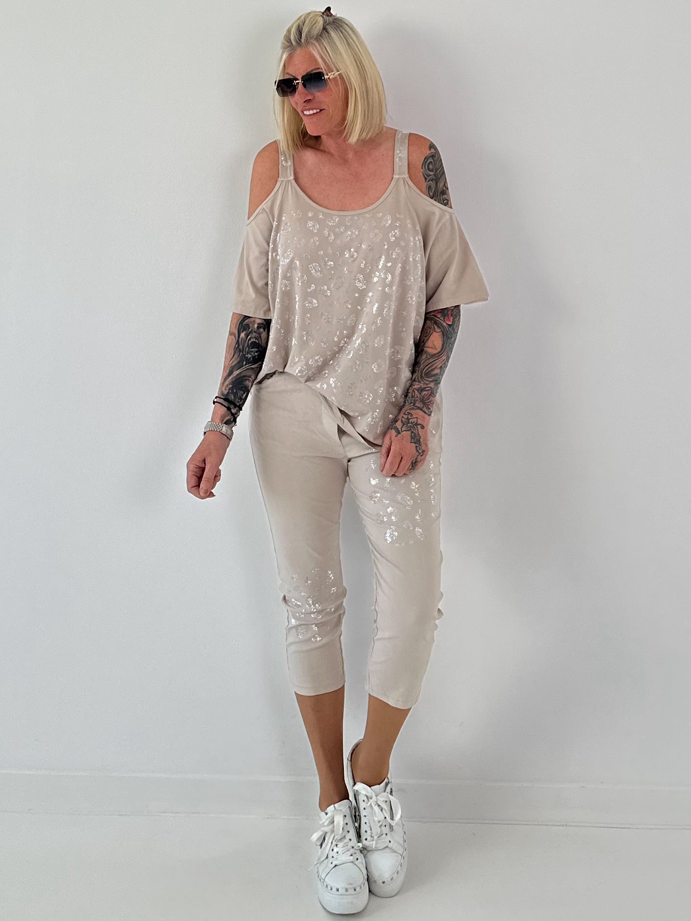 Shirt mit Cold Shoulder und Leo Strass - beige