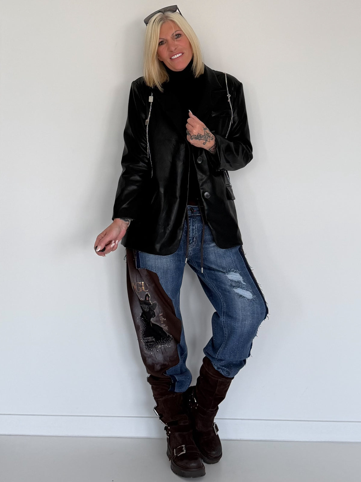 Stylischer Blazer in Lederoptik mit abnehmbaren Kettenelementen - schwarz