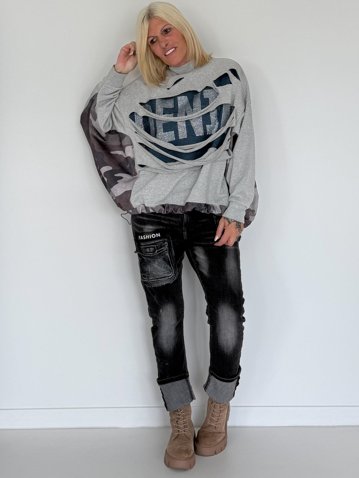 Sweater im Materialmix mit Cut-Outs und Strasssteinen - grau-denim-mehrfarbig