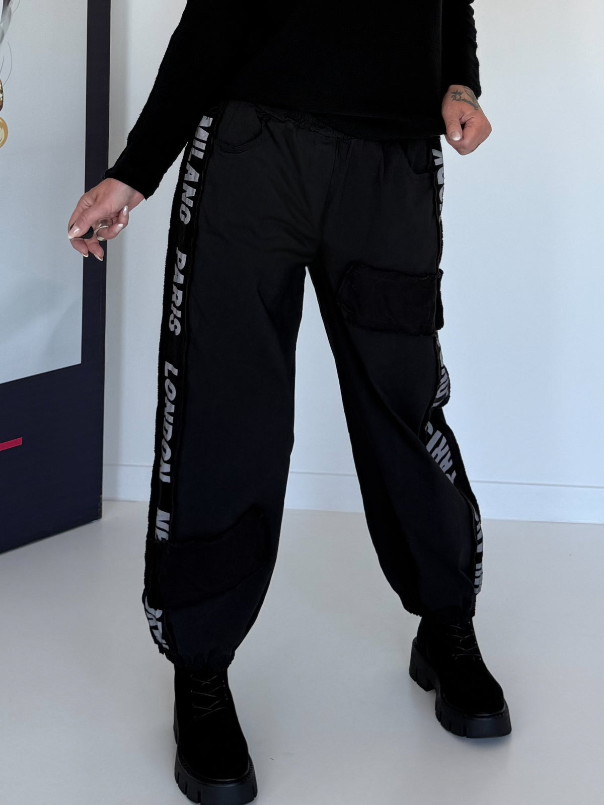 Hose mit City-Statement-Print - schwarz