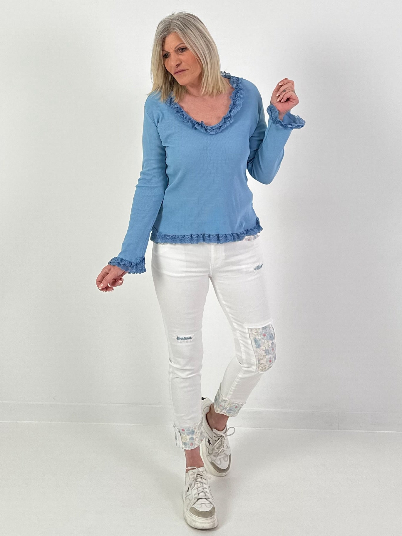 Shirt mit Spitzenrüsche - hellblau