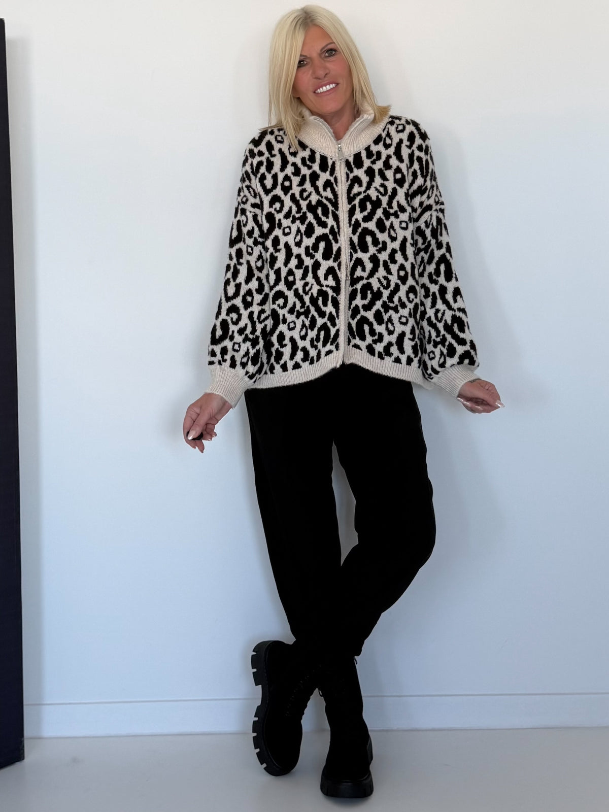 Strickjacke im Leo-Style - schwarz-beige