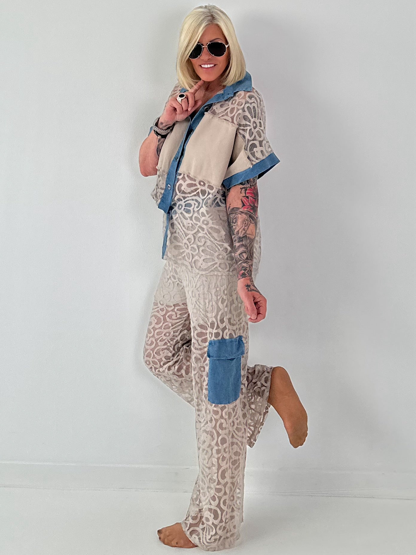 Ausgefallener Zweiteiler mit aufwendigen Denim Details- beige