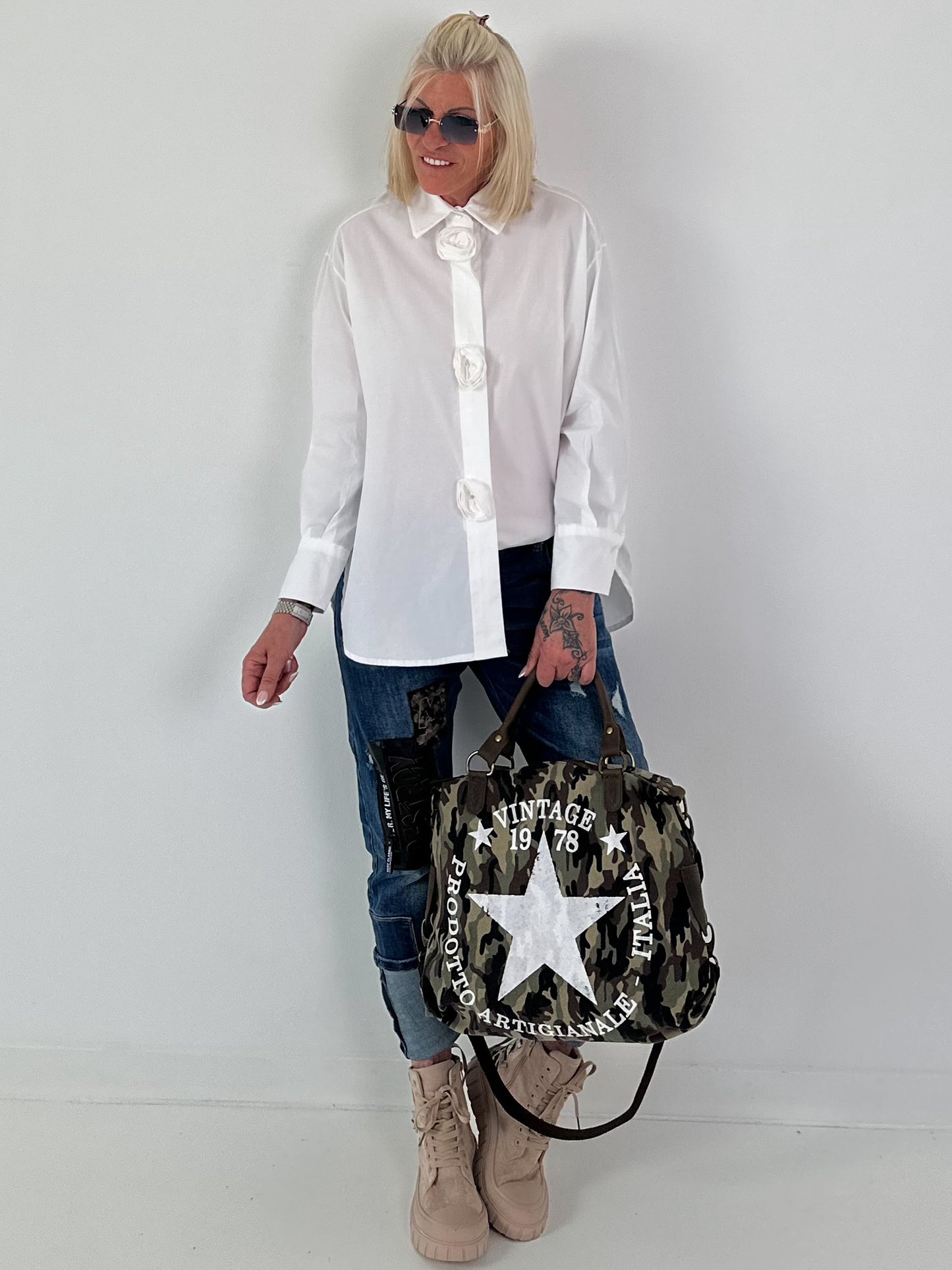 Bluse mit 3D-Blüten - weiss
