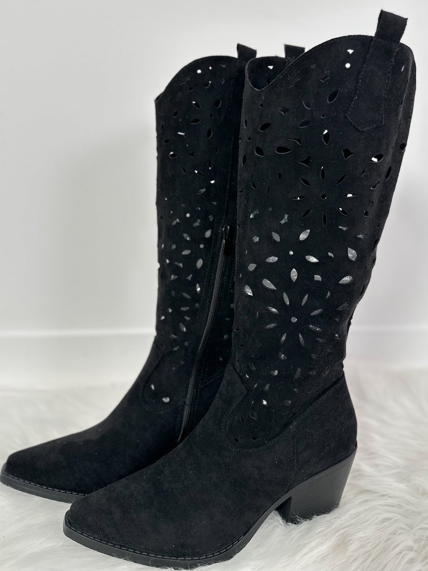 Boots with cut-out - black