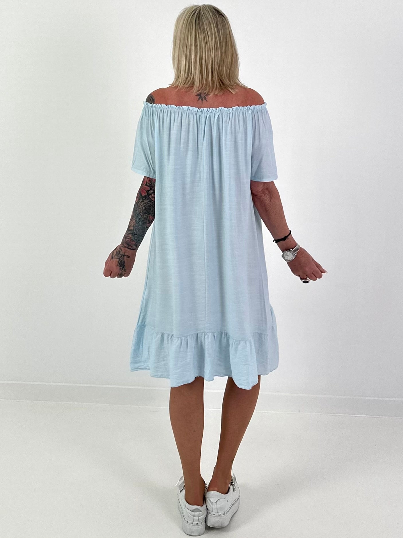 Light blue dress with short sleeves and flounce