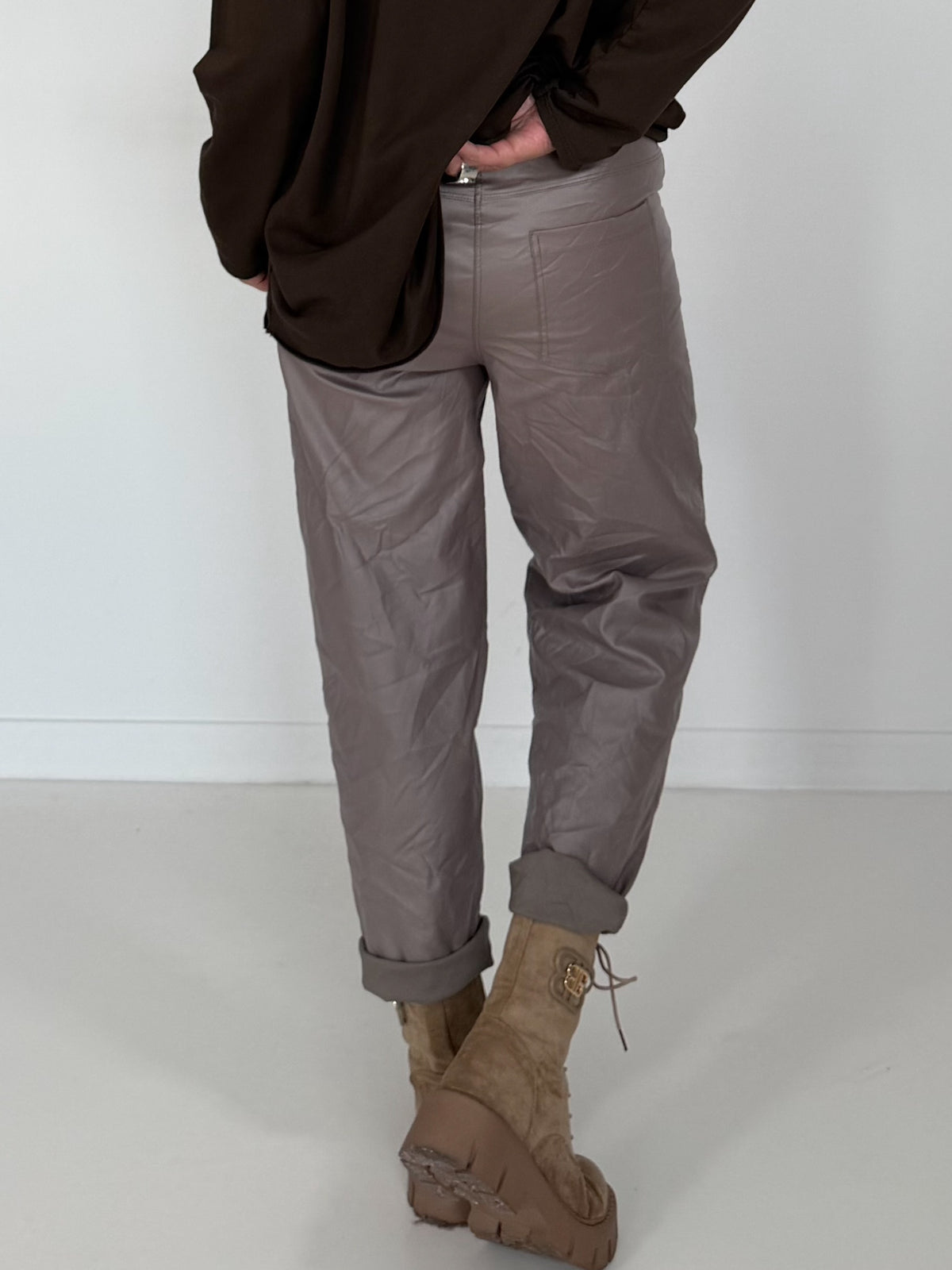 Vegane Lederhose Knopfleiste quer - taupe
