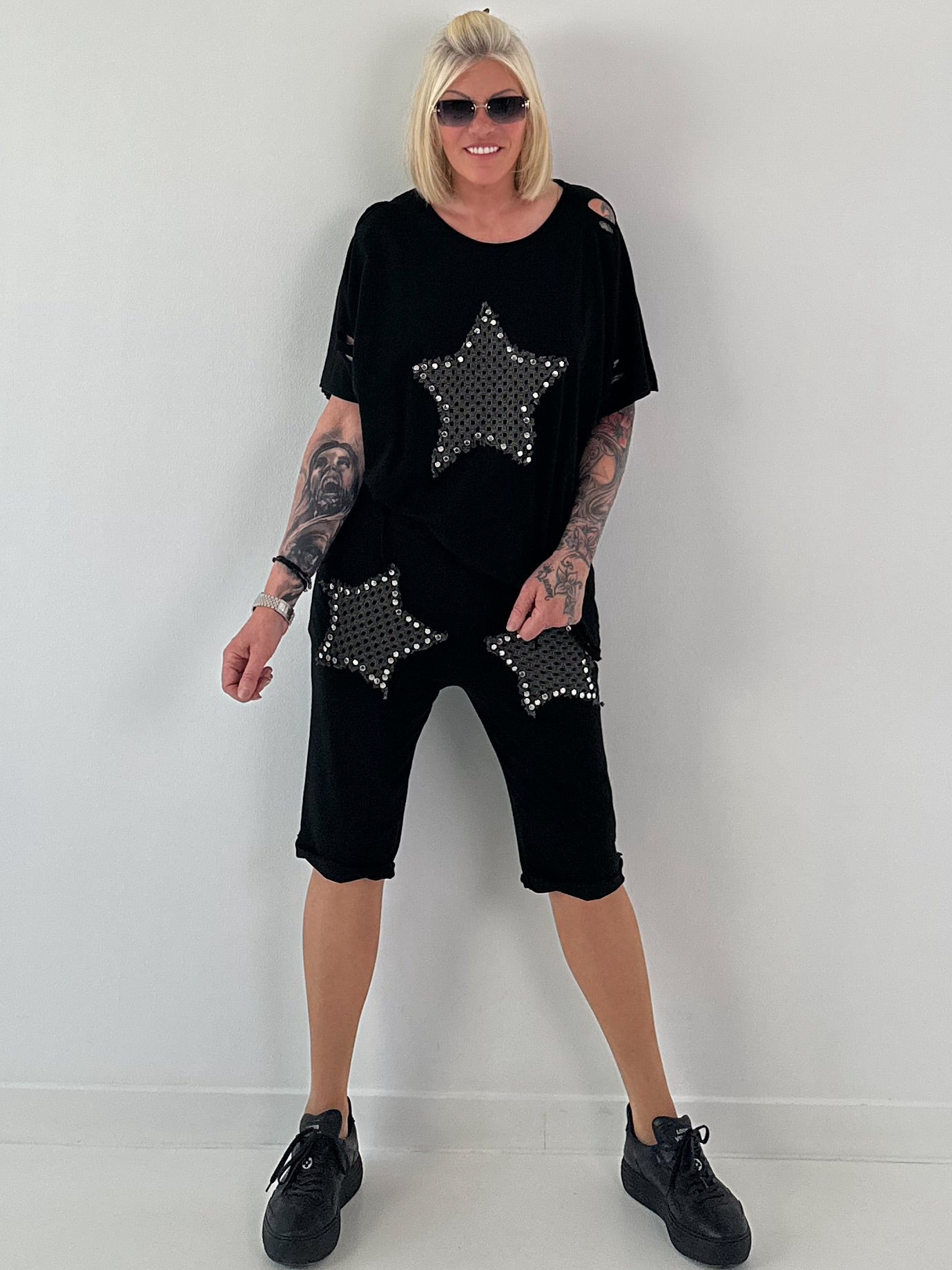 T-Shirt mit Häkelstern-Nieten-Cut-Outs - schwarz