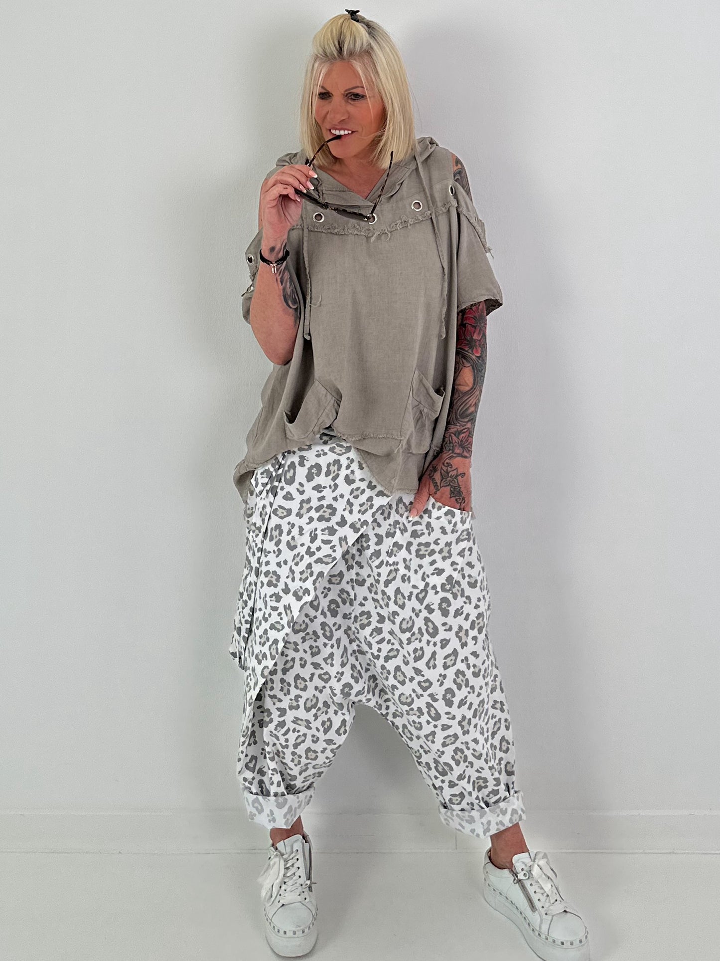 Leinen Shirt mit Ösen und Schulter Cut-Outs - taupe