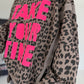 Oversized Sweater im Leoprint mit Schriftzug - mokka