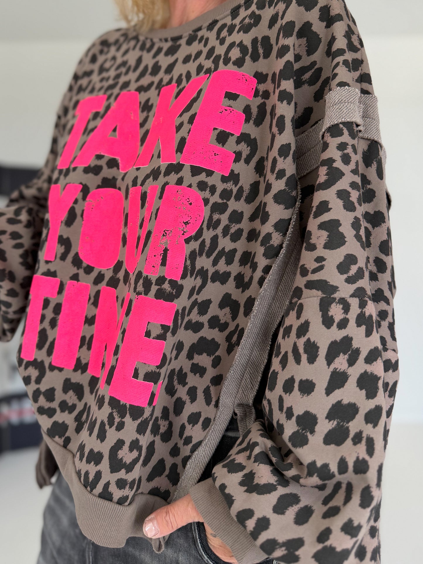 Oversized Sweater im Leoprint mit Schriftzug - mokka