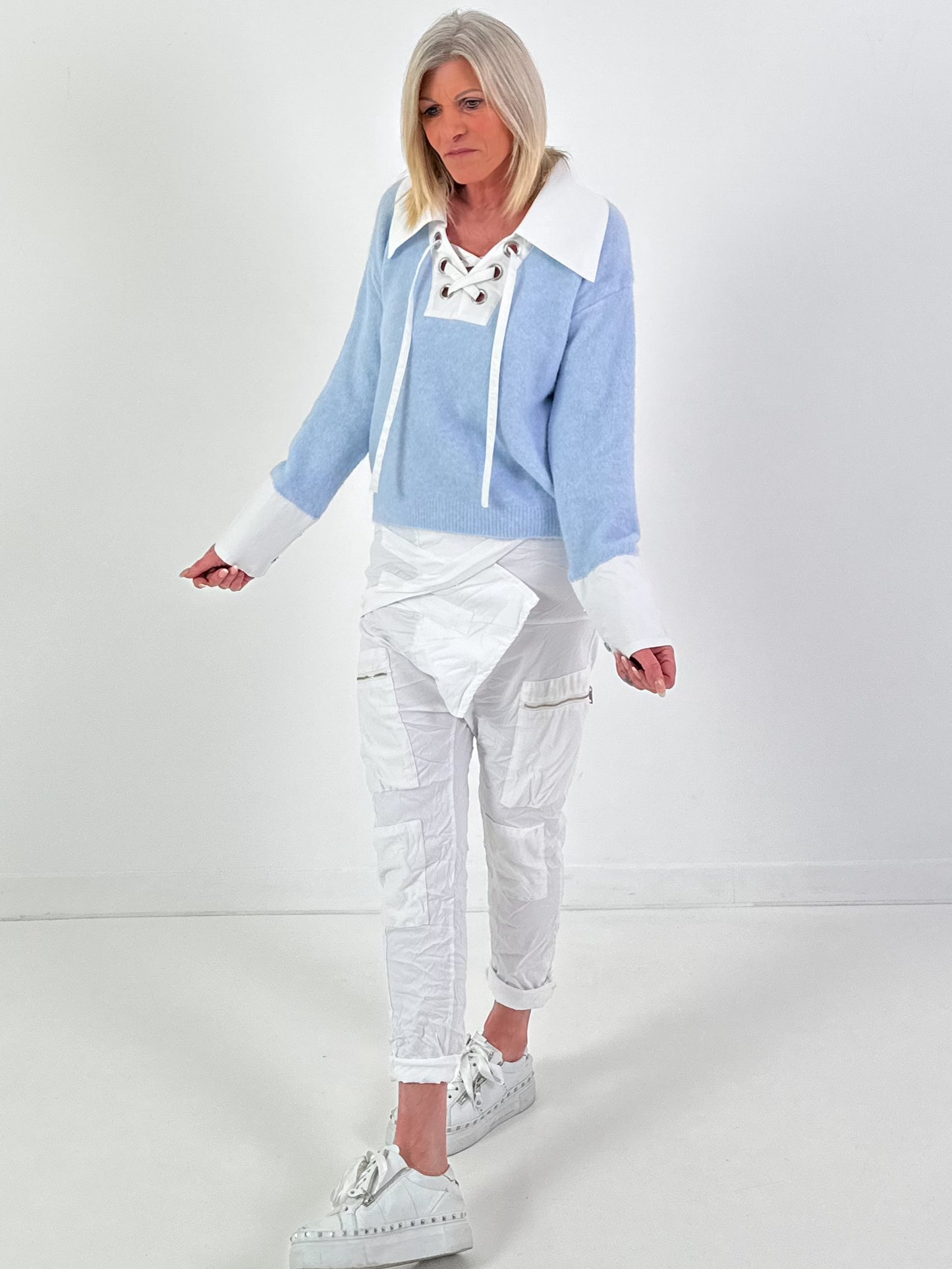 Pullover Modell "Laced Collar" - hellblau