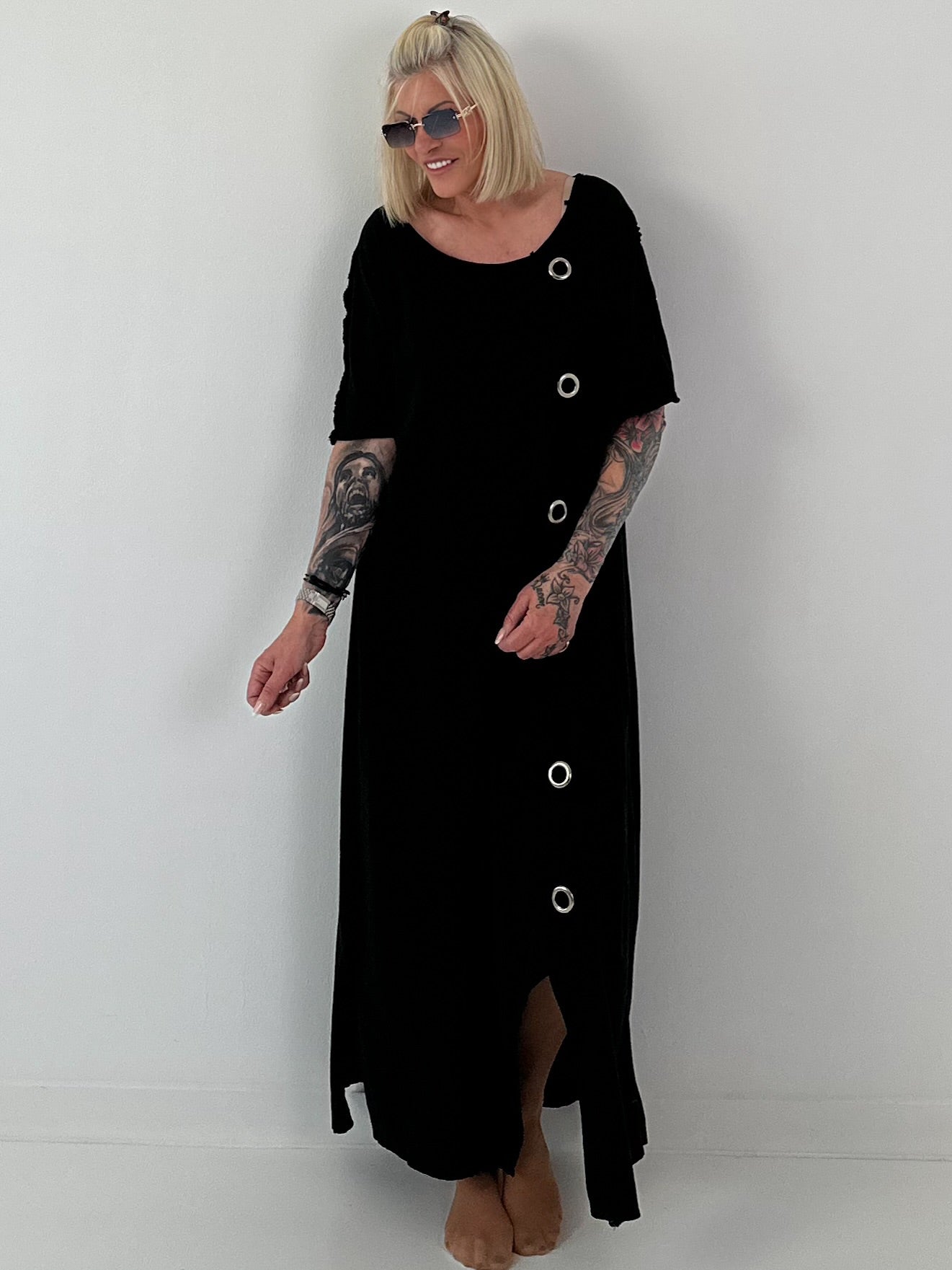 T-Shirt Kleid mit Ösen -schwarz