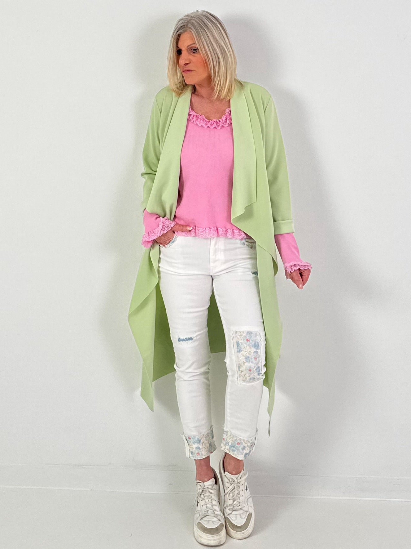 Jeans mit Spitzeneinsätzen floral- weiss