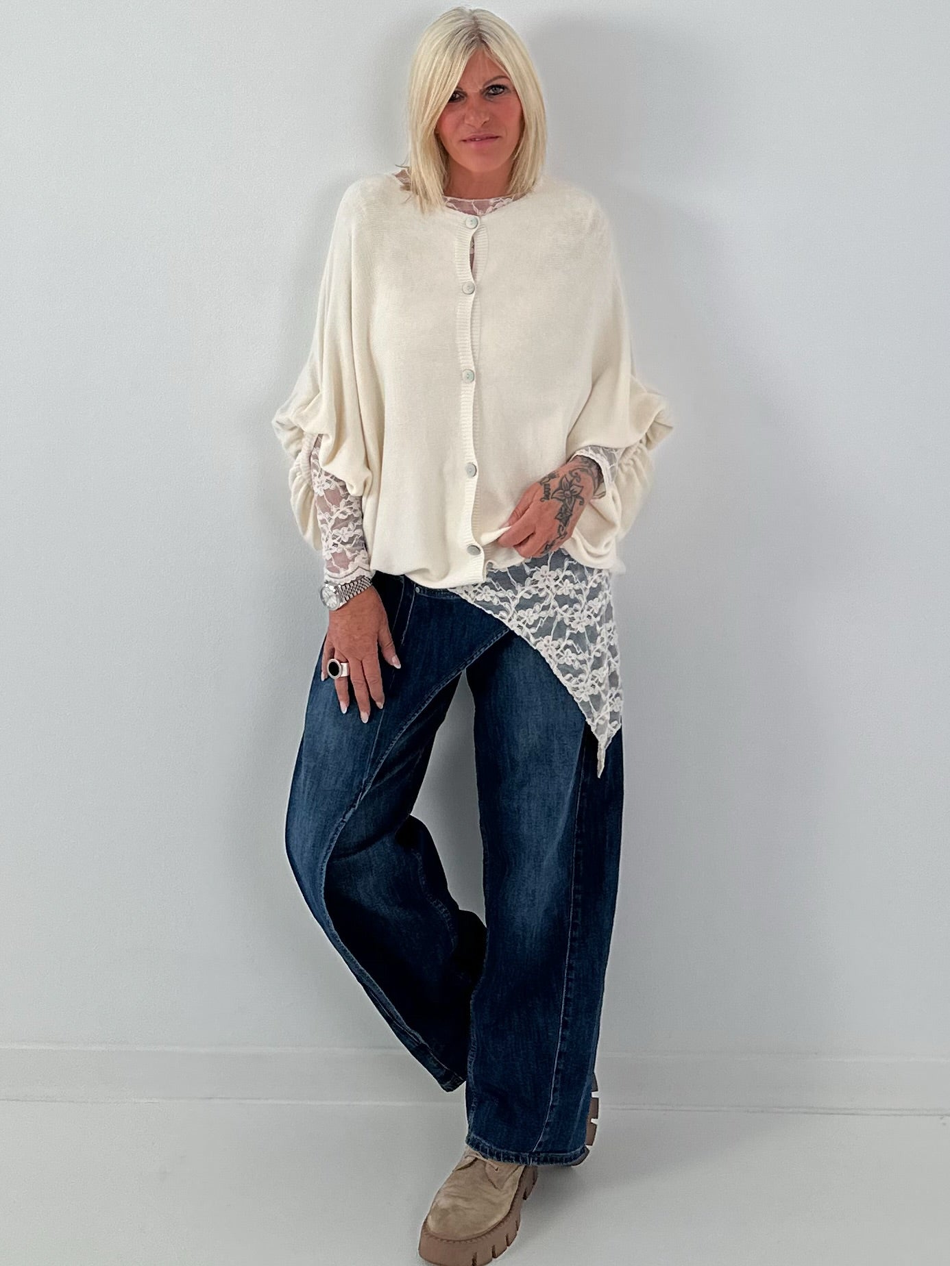 Asymmetrisches Spitzenshirt mit floralem Muster - 6 Farben