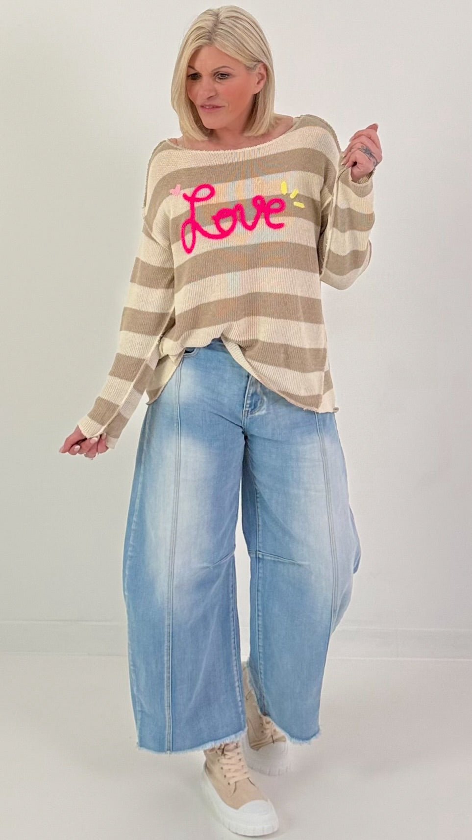 Gestreepte gebreide trui Love - beige-crème