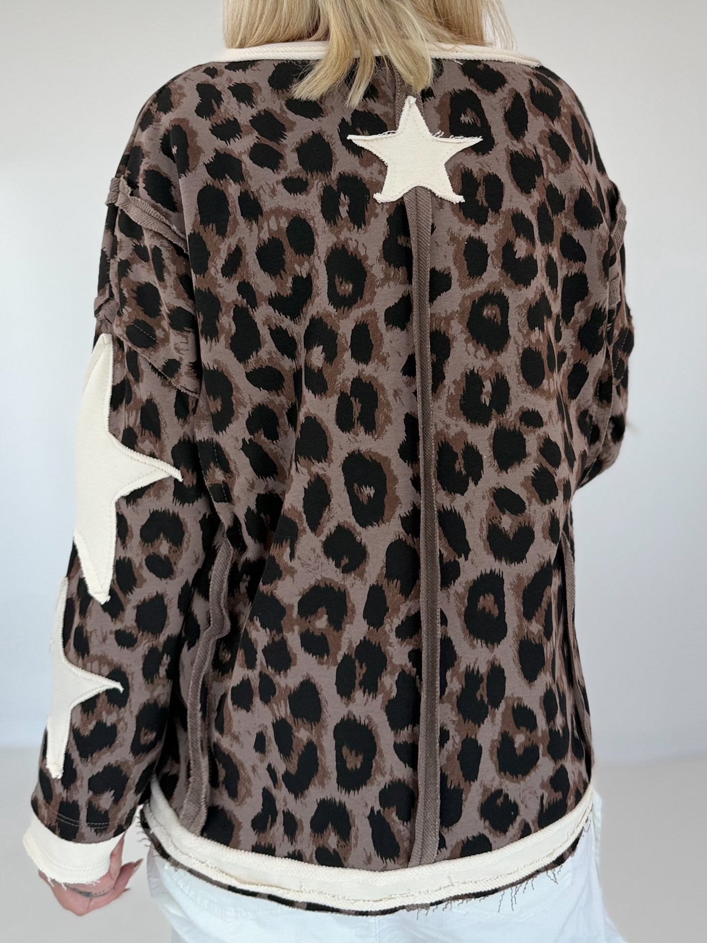 Sweatshirt mit All Over Leo-Print und trendigen Sternelementen - taupe