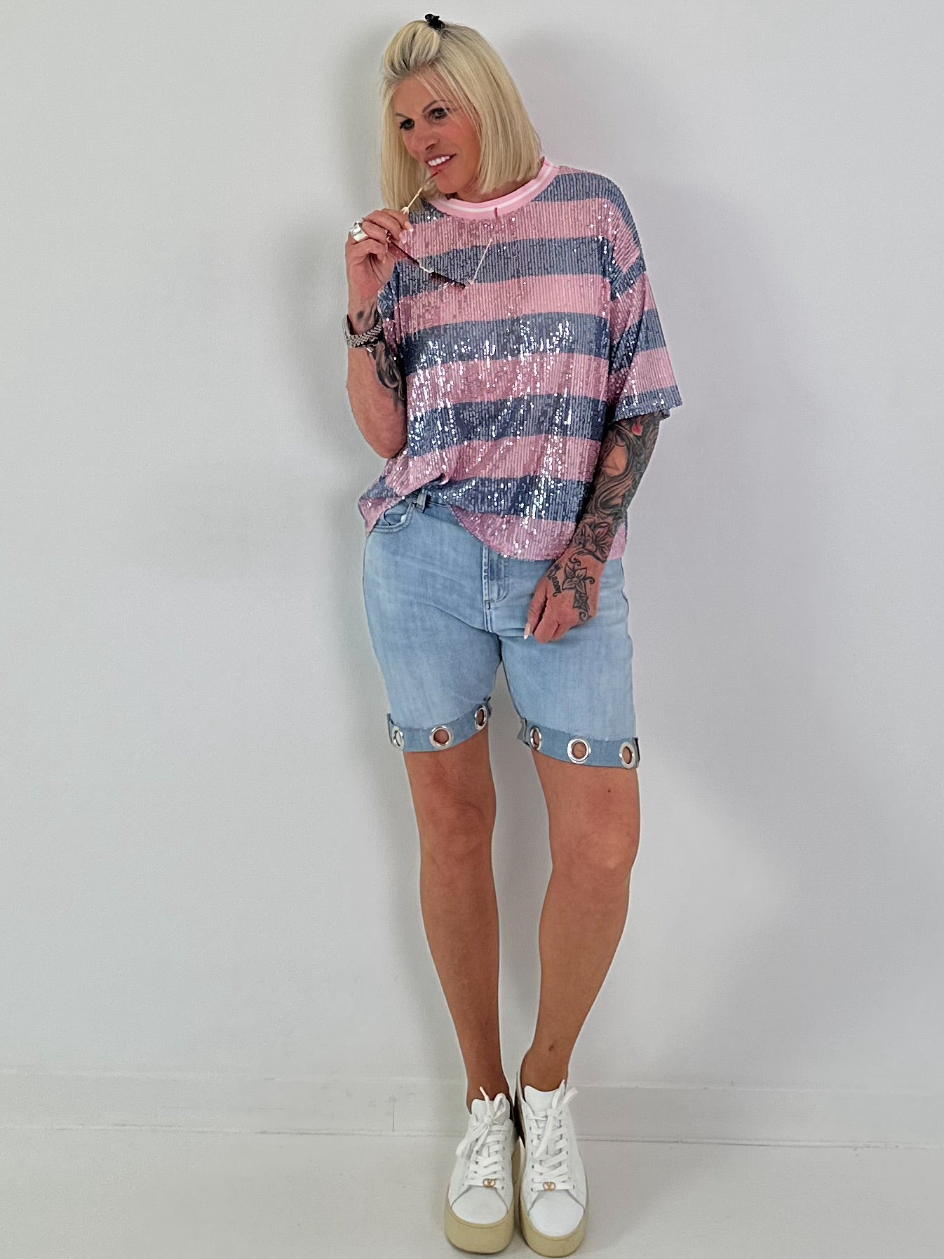 Jeansshort mit Ösen-Abschlüssen - hellblau