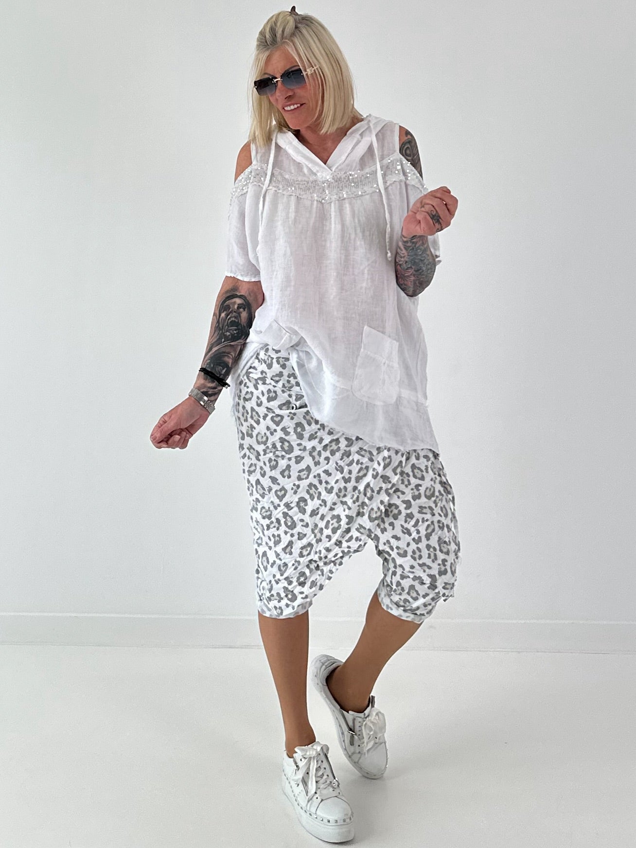 Leinen Shirt mit Pailletten und Cold Shoulder - weiss