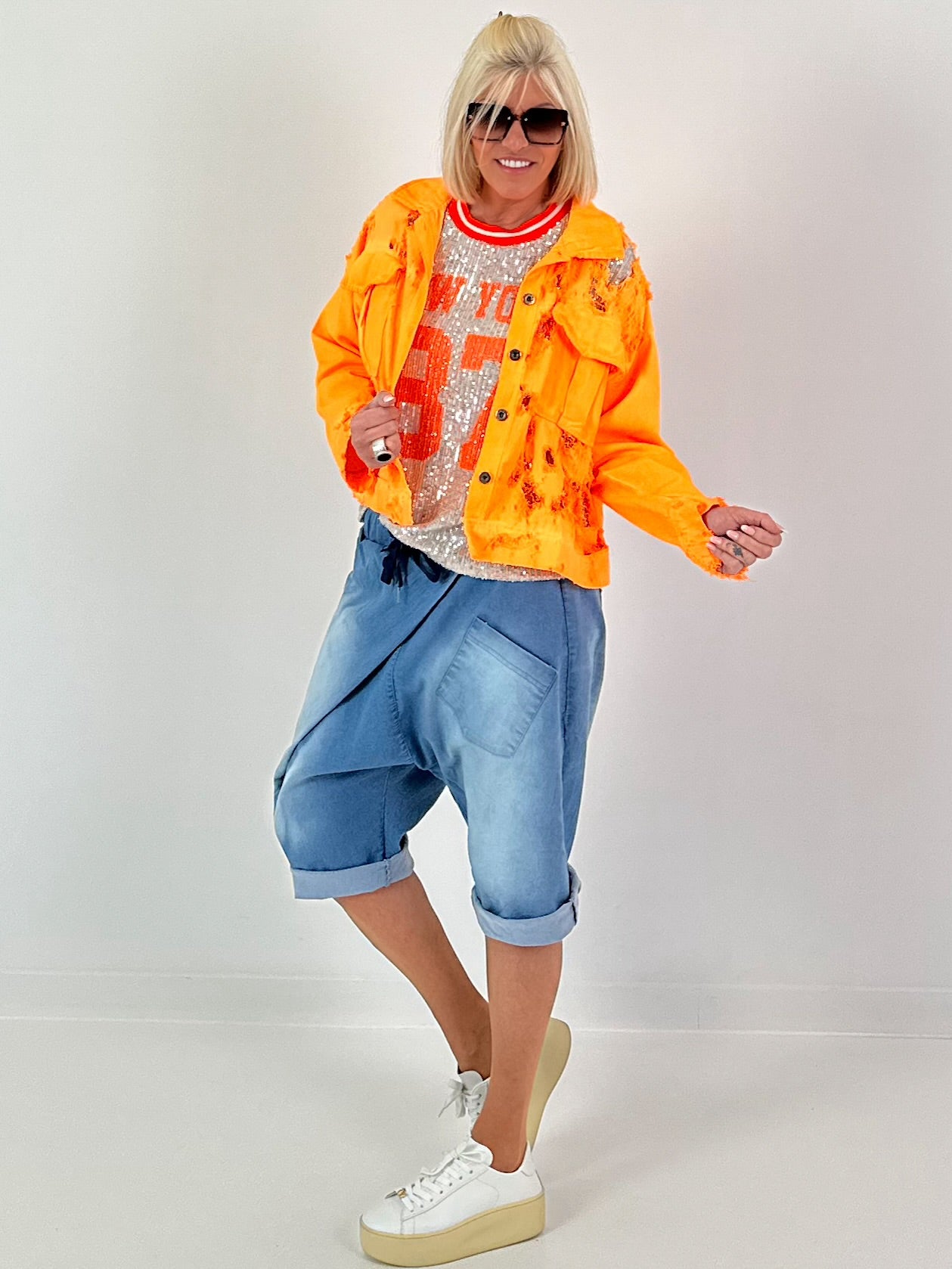 Jeansjacke in Destroyed Optik - neonorange