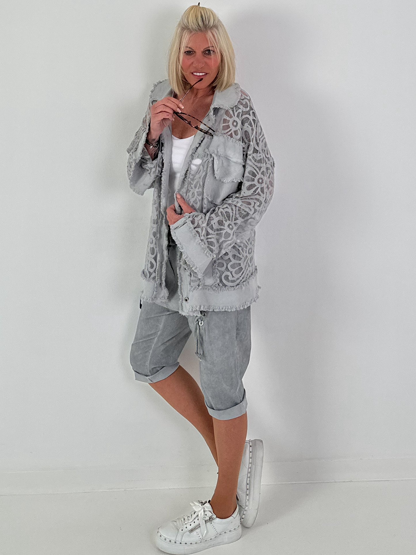Jeansjacke mit floralem Netzeinsatz - grau ( lieferbar ab 26.05.26)