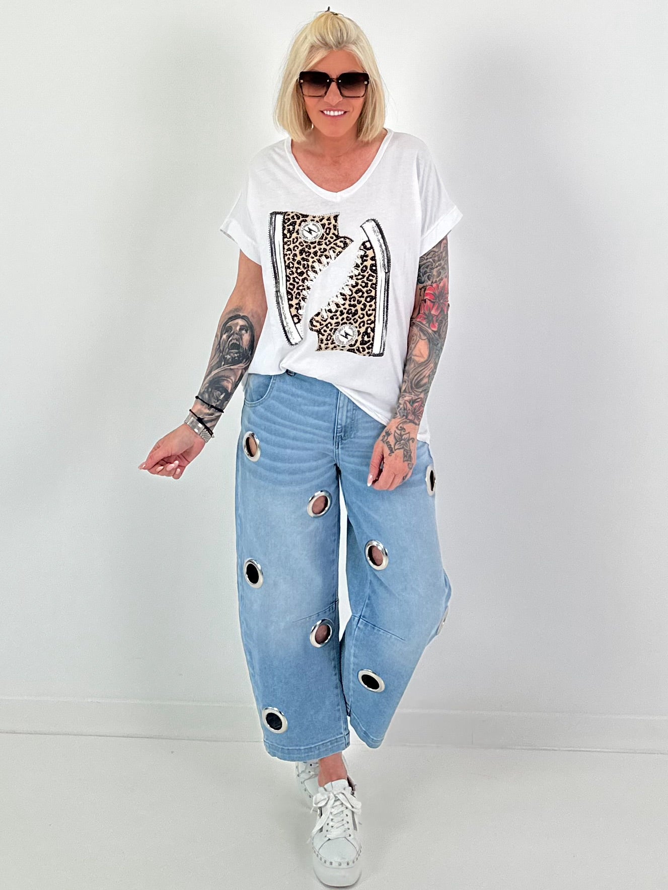 T-Shirt mit Leo Schuhprint - weiss