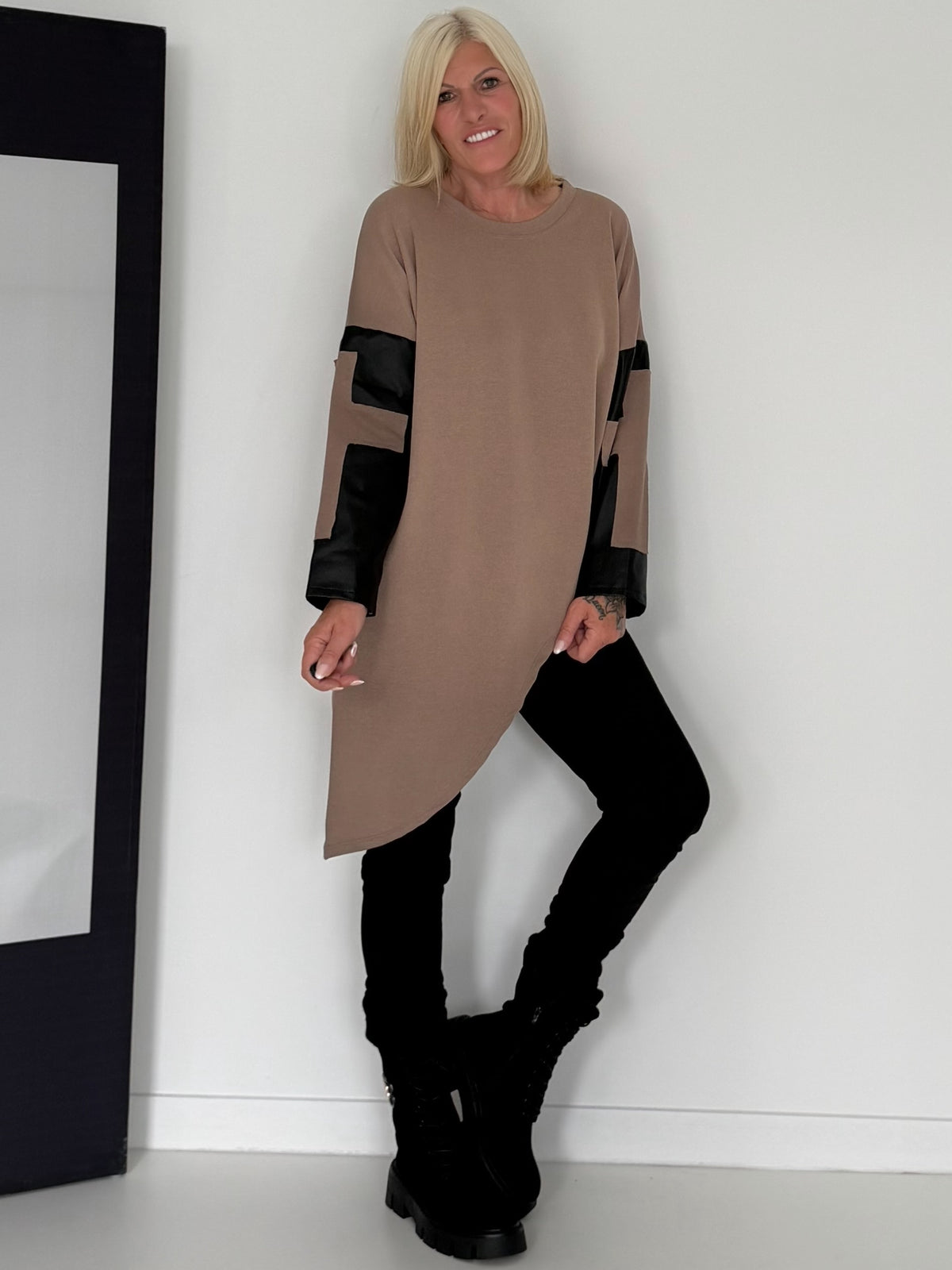 Asymmetrischer Sweater mit Kreuz- und Lederoptik-Details - taupe