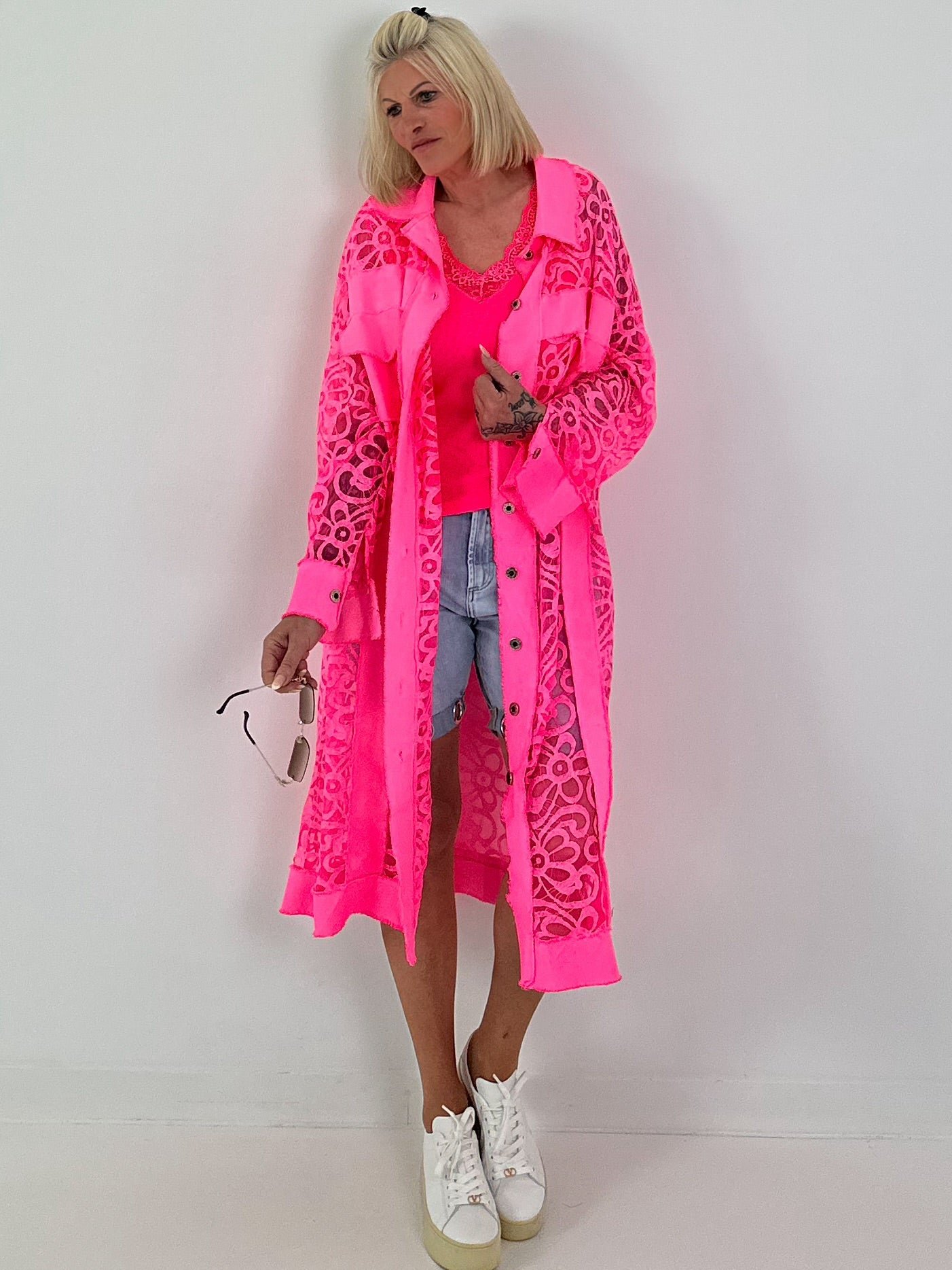 Jeansmantel mit floralem Netzeinsatz - neonpink