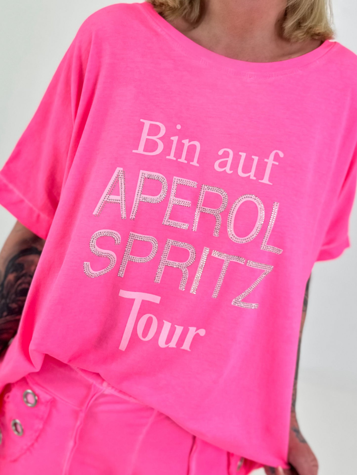 Oversized T-shirt on Tour - neon pink