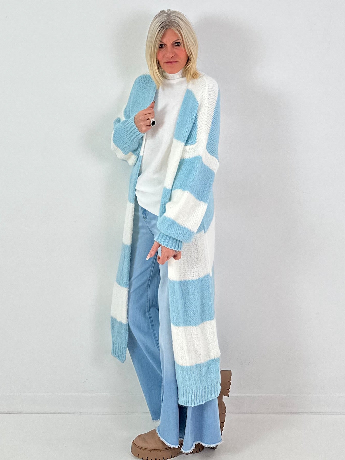 Maxi gebreide jas model "Soft Stripe" - blauw en wit
