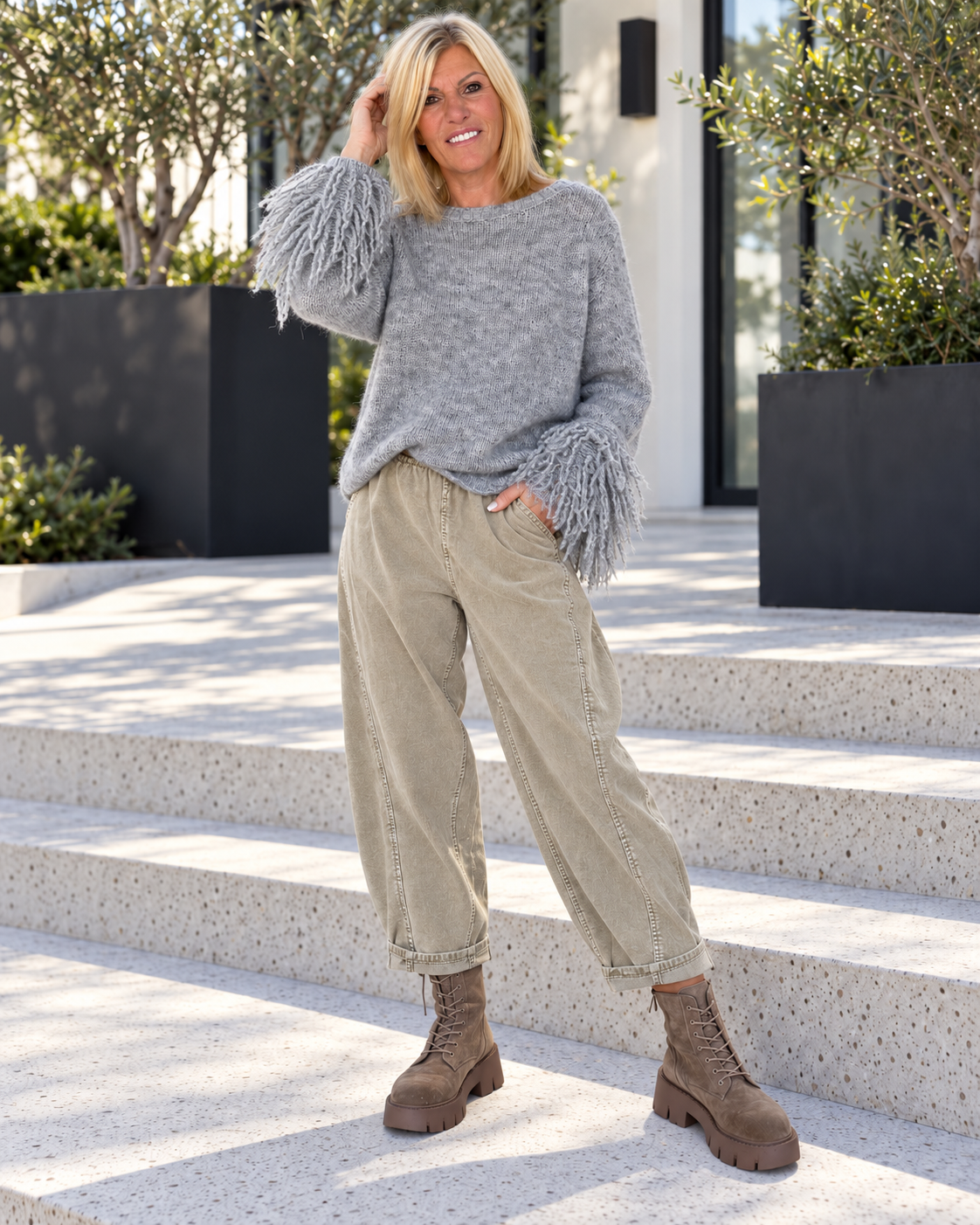 Pullover mit Trompetenärmeln im Fransen-Look - grau