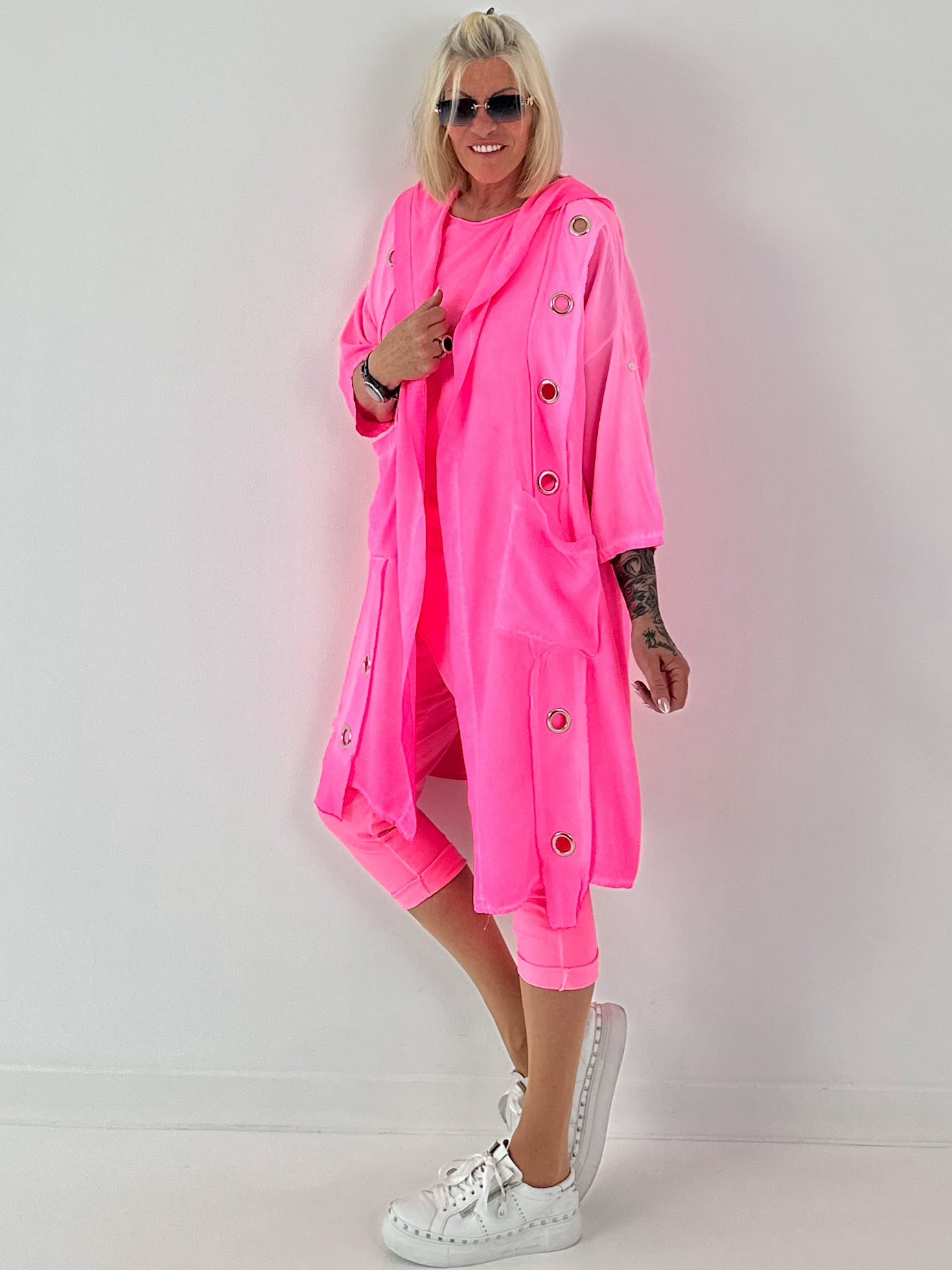 Mantel mit Kapuze und silbernen Ösen - neonpink
