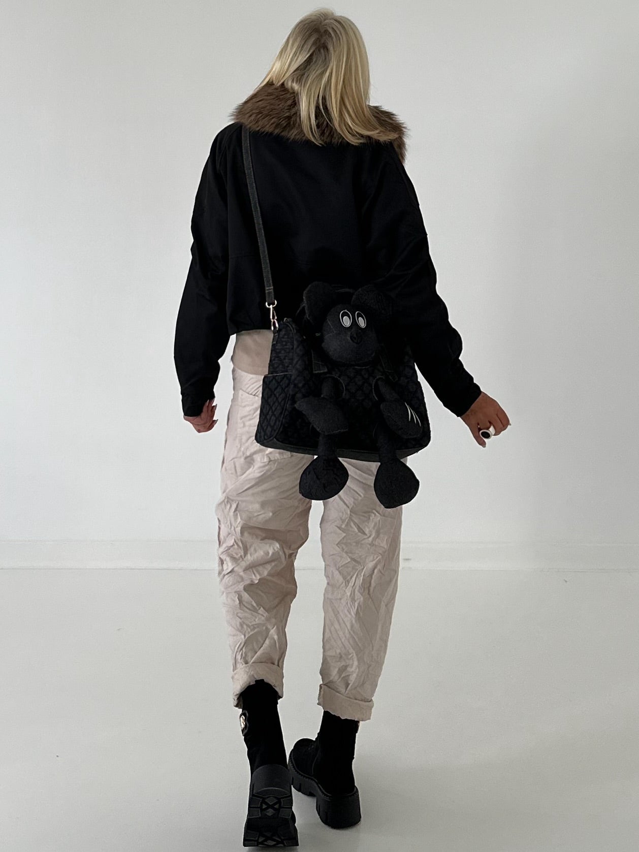 Jacke mit Fellkragen - schwarz