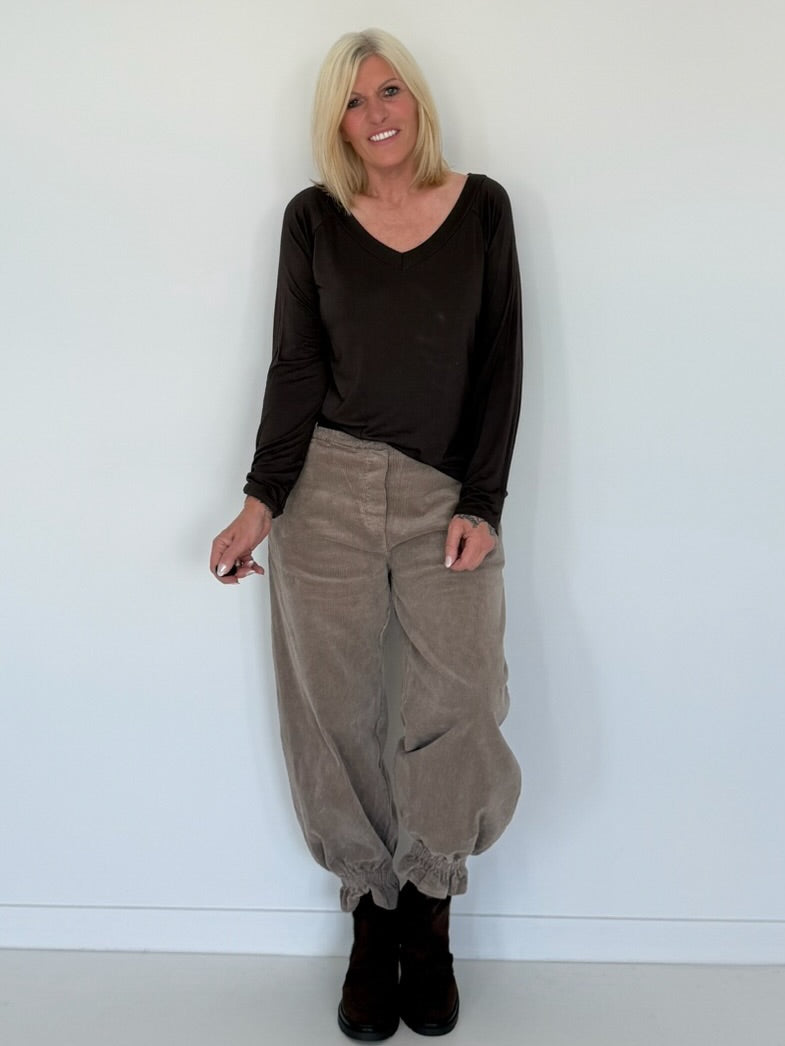 Basic Shirt mit V-Neck - mokka