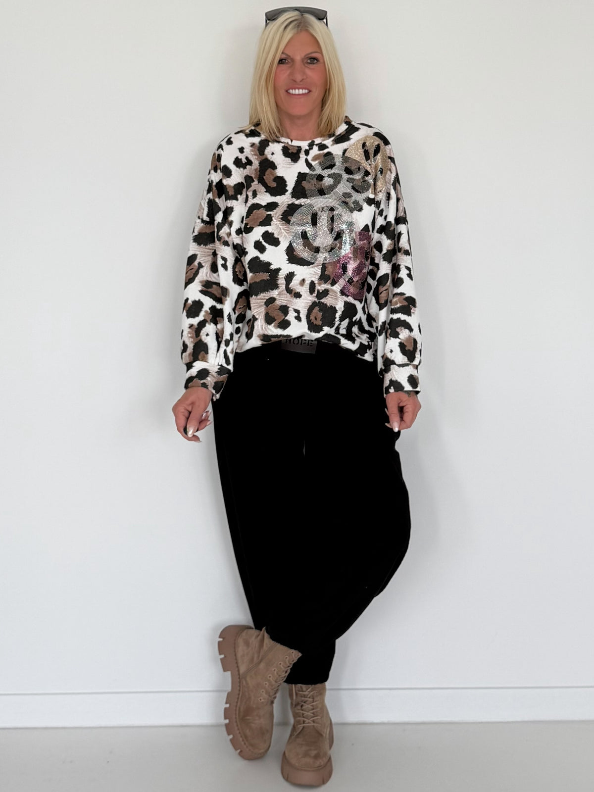 Sweater im Allover-Leo-Print mit Strass- und Glitzer Smileys - weiss-mehrfarbig