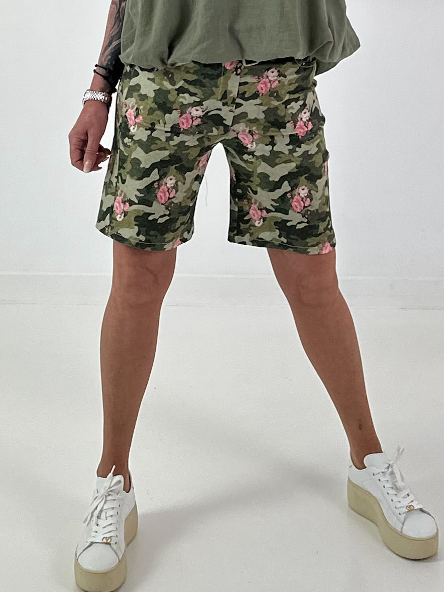 Kurze Hose Camouflage mit floralen Details - khaki-mehrfarbig