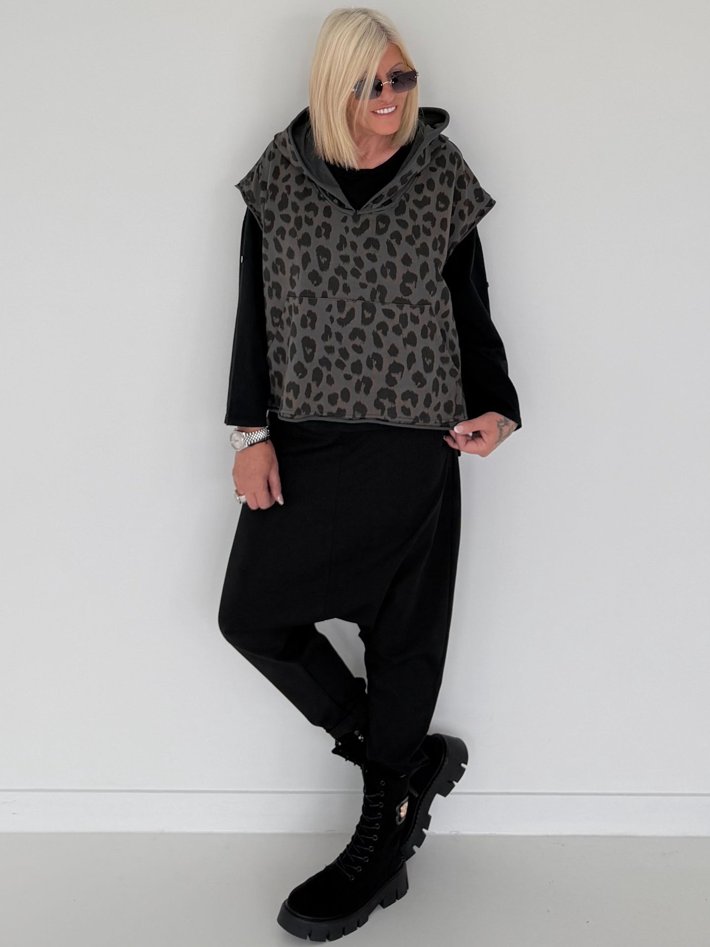 Kurzarm-Hoodie mit All Over Leo-Print - anthrazit ( lieferbar ab ca 28.08.26)