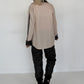Hemdbluse mit Lederoptik-Elementen und Statement-Patch - beige