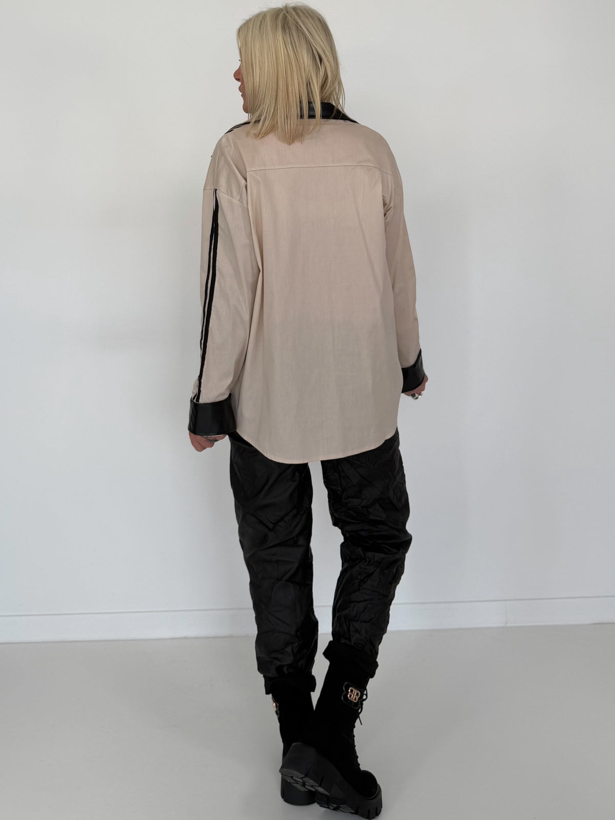 Hemdbluse mit Lederoptik-Elementen und Statement-Patch - beige