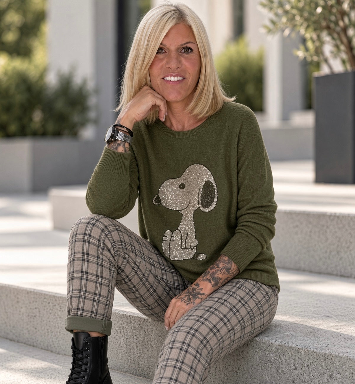 Pullover mit Strass-Cartoon-Motiv - oliv