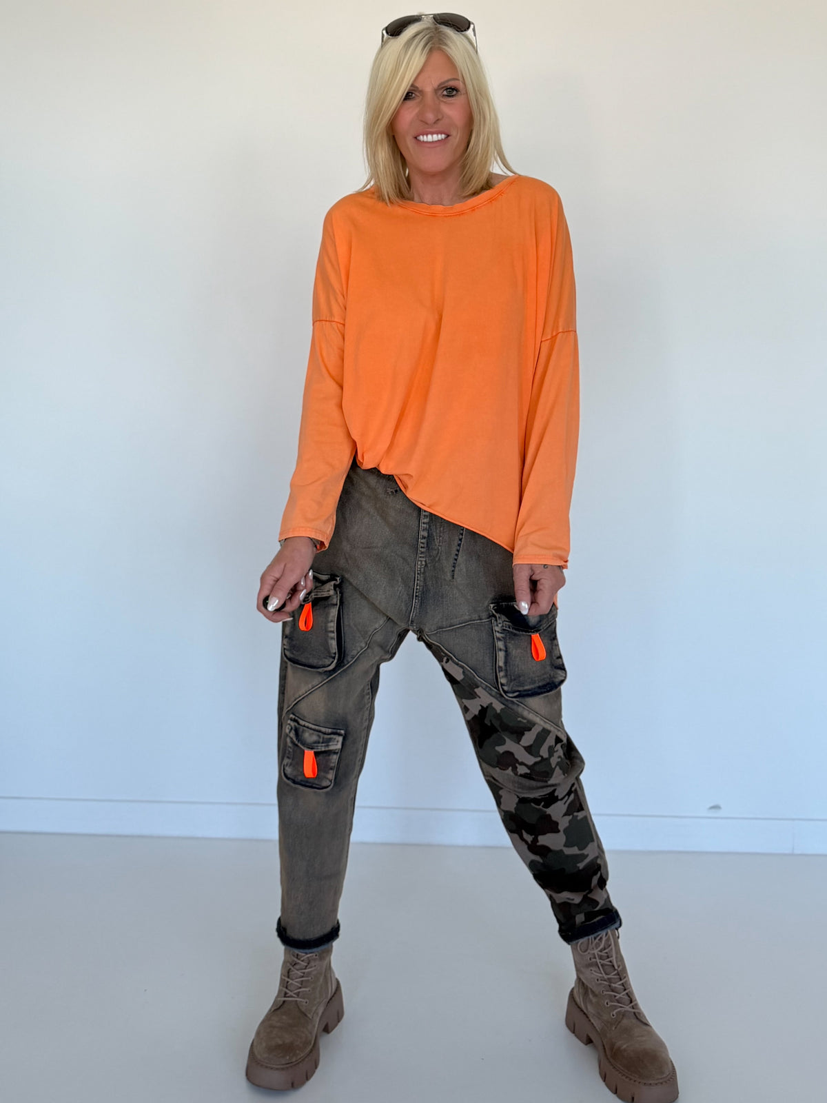 Baggy-Jeans in Used-Optik mit Camouflage-Applikationen - used-denim