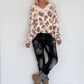 Pullover mit V-Ausschnitt und Leo-Print - leo-mokka