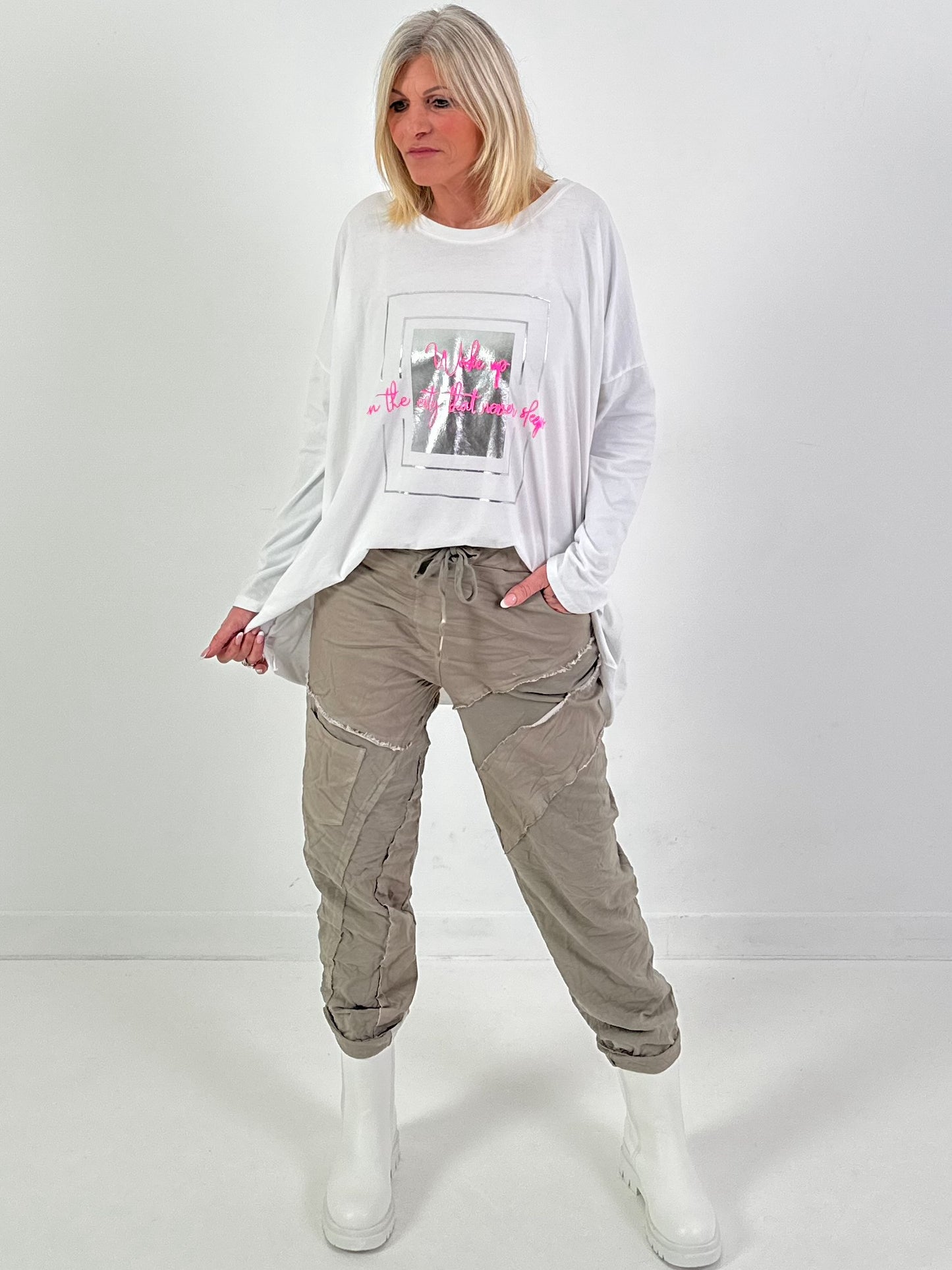 Oversized Shirt Modell "wake up in a City that never sleeps"weiss